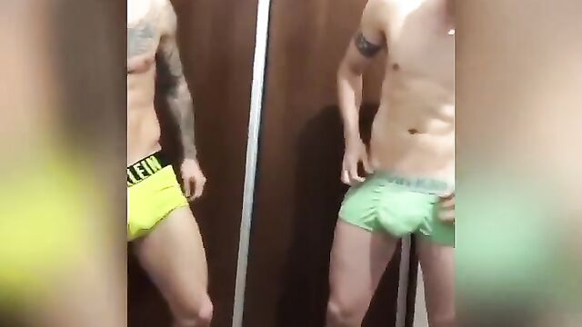 Leo Parraguez in the Shower with a Friend new Video