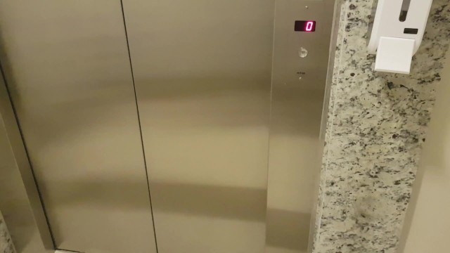 Novinha safada faz boquete no elevador chegando em casa.